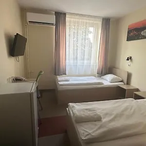 Free Parking, Free Breakfast, Only 15 Minutes To Center Bed & Breakfast Budapest